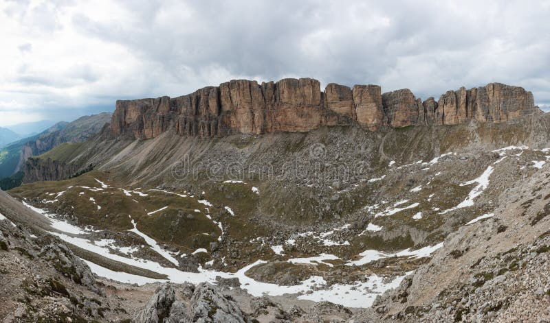 Trekking attraverso i picchi del CIR in dolomia, Italia fotografia stock Trekking attraverso i picchi del CIR in dolomia, Italia fotografia stock