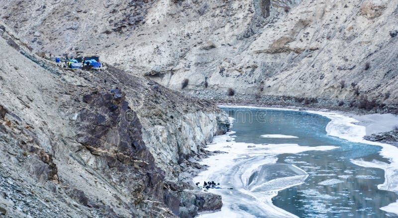 Trekking de personnes sur la rivière zanskar congelée Tentes de camping sur la montagne Voyage de Chadar ladakh l'Inde photographie stock Trekking de personnes sur la rivière zanskar congelée Tentes de camping sur la montagne Voyage de Chadar ladakh l'Inde photographie stock