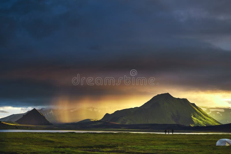 Trekking en Islande camper avec des tentes s'approchent du lac de montagne photo libre de droits Trekking en Islande camper avec des tentes s'approchent du lac de montagne photo libre de droits