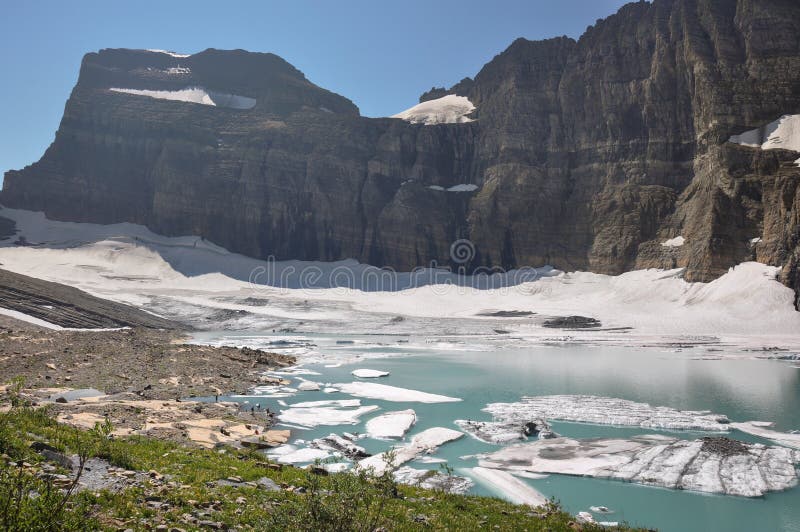 Trekking nella traccia del lago Grinnel, Glacier National Park, Montana, fotografia stock libera da diritti Trekking nella traccia del lago Grinnel, Glacier National Park, Montana, fotografia stock libera da diritti