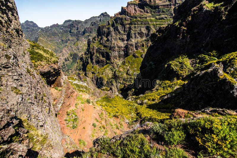 Trekking på levadaslingan som går över de härliga ängarna och maxima av de högsta madeirabergen, Pico Ruivo I Pico de En fotografering för bildbyråer Trekking på levadaslingan som går över de härliga ängarna och maxima av de högsta madeirabergen, Pico Ruivo I Pico de En fotografering för bildbyråer