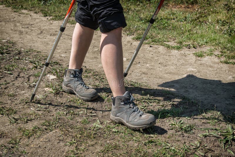 Trekking, randonneur de femme marchant dehors sur la traînée, fin des pieds, augmentant des chaussures photo stock Trekking, randonneur de femme marchant dehors sur la traînée, fin des pieds, augmentant des chaussures photo stock