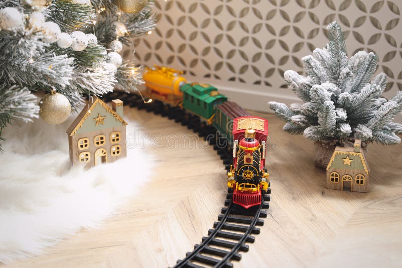 Trem De Brinquedo E Trem No Chão Contra As Luzes De Natal. Espaço Para  Texto Foto de Stock - Imagem de postcard, modelo: 210655908