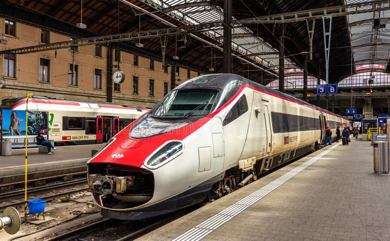 Trem de inclinação de alta velocidade novo de Pendolino na estação de trem de Basileia SBB fotografia de stock royalty free Trem de inclinação de alta velocidade novo de Pendolino na estação de trem de Basileia SBB fotografia de stock royalty free