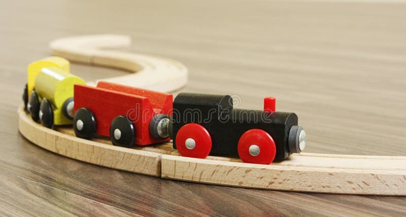 Resultados de tradução pequeno trem de brinquedo vermelho, azul e