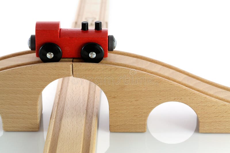 Trem De Madeira Do Brinquedo No Trilho Imagem de Stock - Imagem de bloco,  brinquedos: 5743593