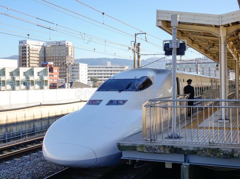 Trem de Shinkansen que para na estação em Nagoya, Japão foto de stock Trem de Shinkansen que para na estação em Nagoya, Japão foto de stock