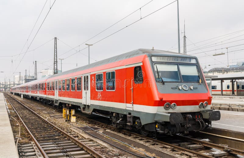 Trem elétrico suburbano na estação de Munich. Alemanha fotografia de stock Trem elétrico suburbano na estação de Munich. Alemanha fotografia de stock