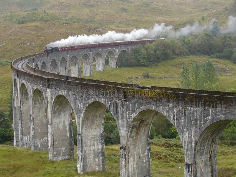 Trem Jacobite no viaduct de Glenfinnan. imagens de stock royalty free Trem Jacobite no viaduct de Glenfinnan. imagens de stock royalty free