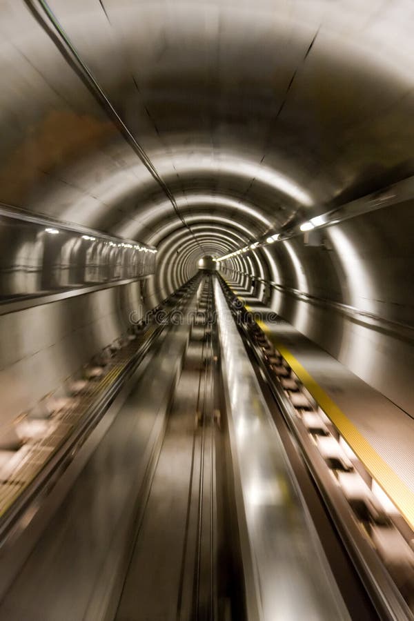 Trem que move-se no túnel fotos de stock Trem que move-se no túnel fotos de stock