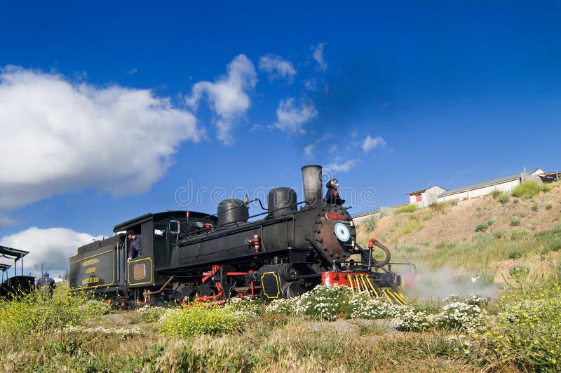 Trem turístico velho da locomotiva de vapor