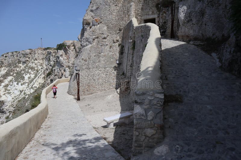 Tremiti turista in via diomede alldel castello dei badiali