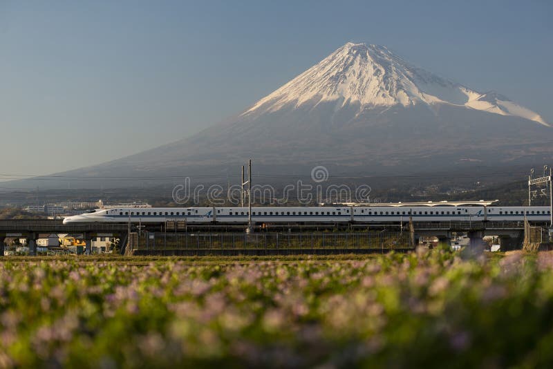 Tren de bala de Japón y el monte Fuji en el fondo imagenes de archivo Tren de bala de Japón y el monte Fuji en el fondo imagenes de archivo