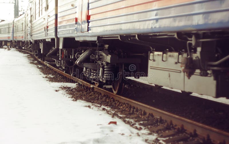 Tren de carromatos, colocándose en los carriles, que se cubren con moho fotografía de archivo libre de regalías Tren de carromatos, colocándose en los carriles, que se cubren con moho fotografía de archivo libre de regalías