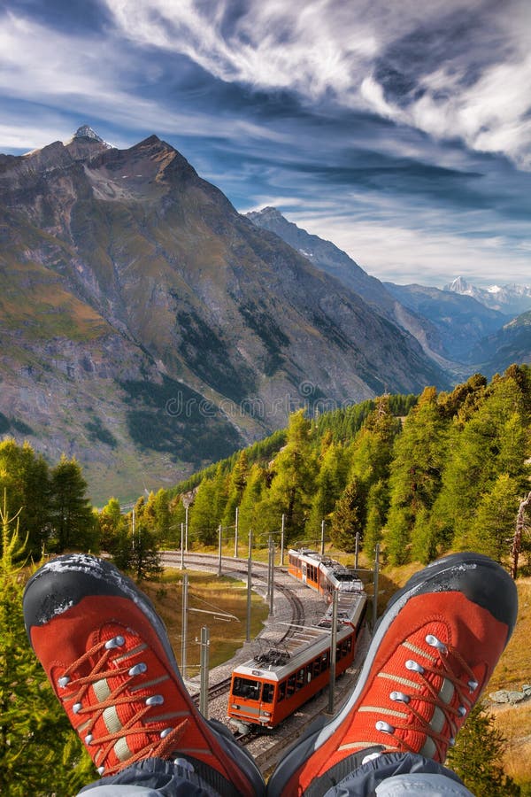 Tren De Con Caminar Las Botas En Zermatt, Suizas Foto de archivo - Imagen de cielo, recorrido: