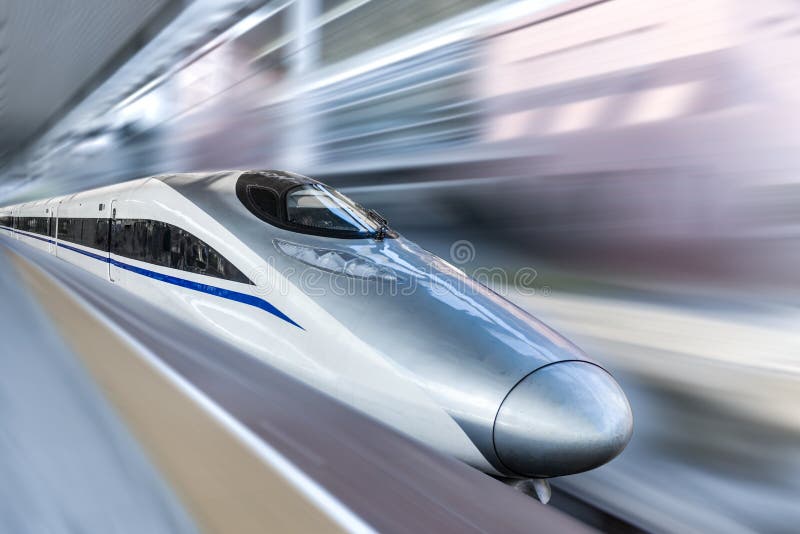 Tren de mare viteză cu albastru de mișcare royalty free stock photos