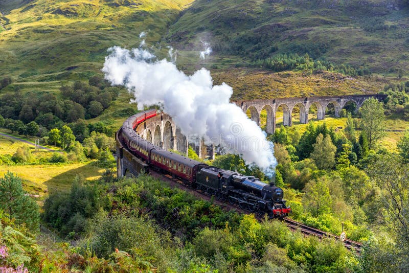 Tren de vapor jacobita en el viaducto glenfinnan de scotland reino unido