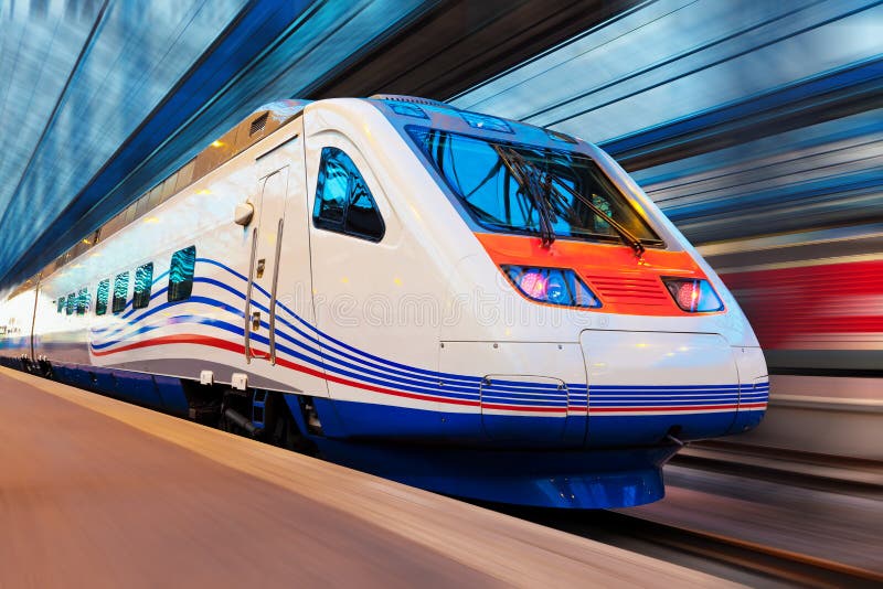 Tren modern de mare viteză cu albastru de mișcare royalty free stock photography