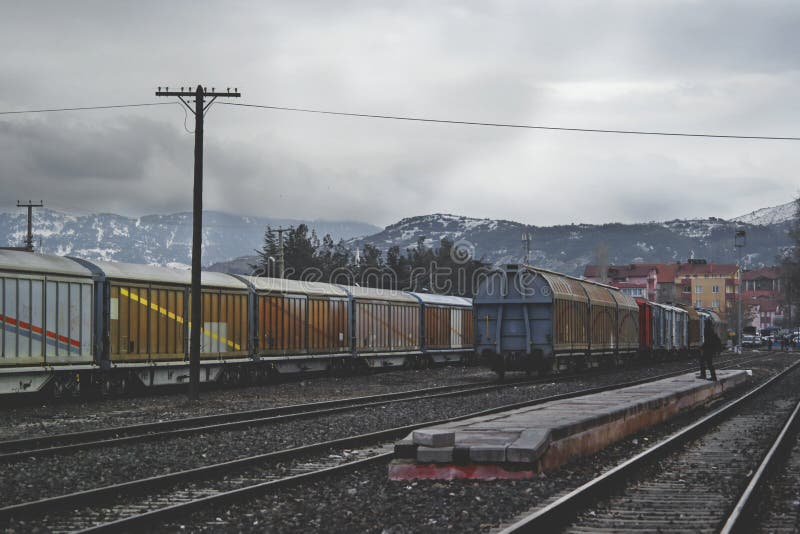 Tren que corre en vía del tren debajo de Gray Sky en el d3ia imagen de archivo libre de regalías Tren que corre en vía del tren debajo de Gray Sky en el d3ia imagen de archivo libre de regalías