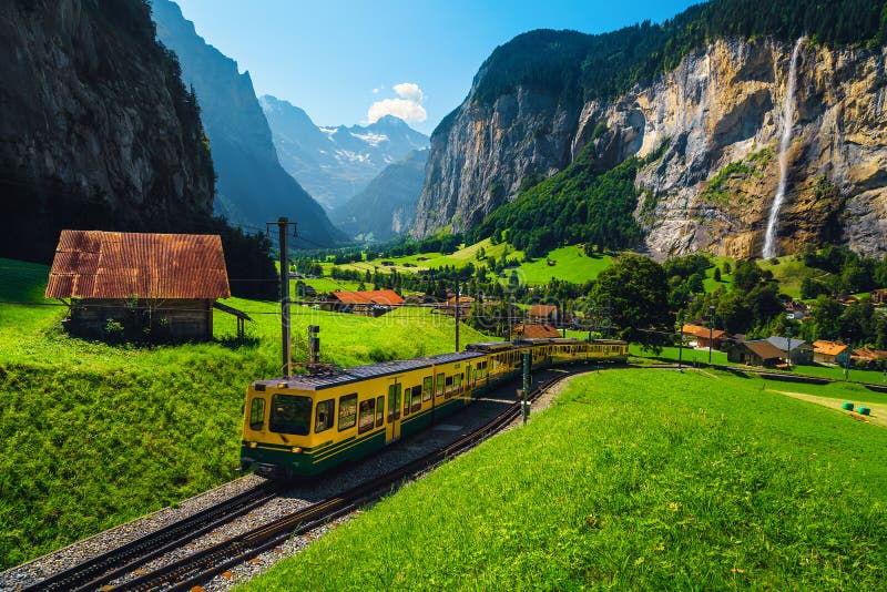 Tren turístico de rueda cognitiva eléctrica en el valle de lauterbrunnen suiza