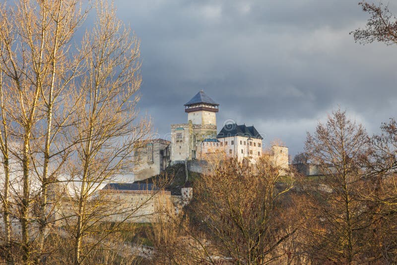 Trenčianský hrad nad městem Trenčín na západním Slovensku