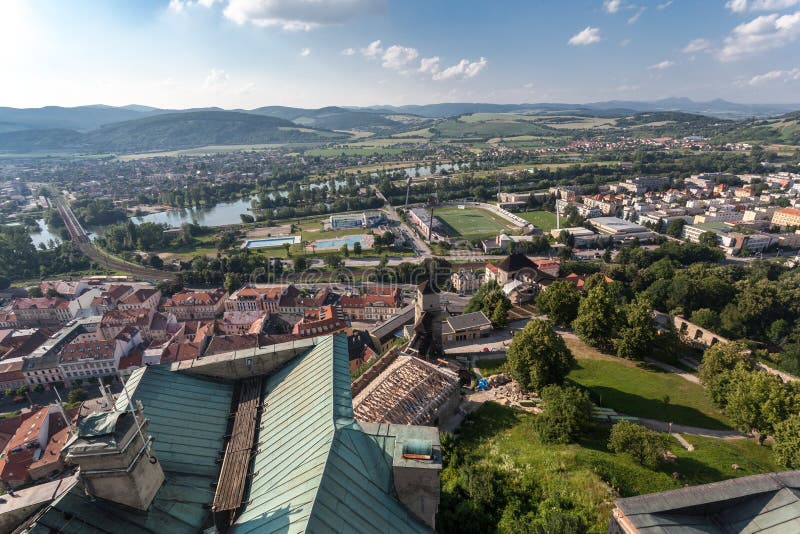 Mesto z trenčín jeho historický budovy stopy z železnice a most cez rieka, slovensko.