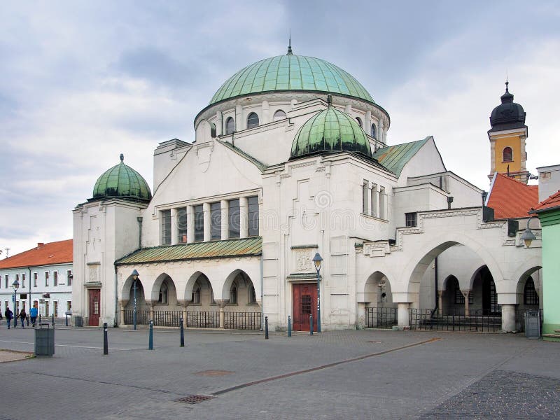 Una vista di primavera del Trencin Sinagoga, che si trova sulla Sturovo Piazza, città di Trencin, Slovacchia occidentale.