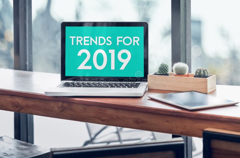 Trender för ord 2019 i bärbar datordatorskärm med minnestavlan på wo royaltyfri foto Trender för ord 2019 i bärbar datordatorskärm med minnestavlan på wo royaltyfri foto