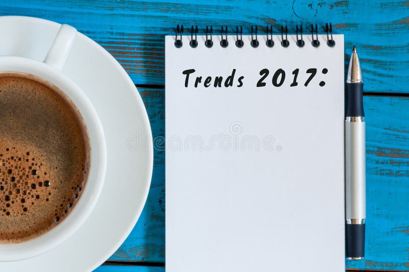Trender 2017 som är skriftliga på notepaden på blått, bordlägger den near koppen för arbetsplatsen av morgonkaffe Affär och mode royaltyfri fotografi Trender 2017 som är skriftliga på notepaden på blått, bordlägger den near koppen för arbetsplatsen av morgonkaffe Affär och mode royaltyfri fotografi