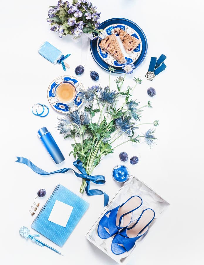 Trendine feminine platt livsstilskoncept Nya blå sandaler i låda, kosmetiska produkter med mock-up, blommor, kopp te royaltyfria bilder Trendine feminine platt livsstilskoncept Nya blå sandaler i låda, kosmetiska produkter med mock-up, blommor, kopp te royaltyfria bilder