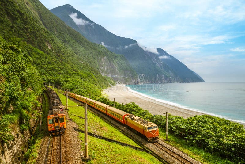 Treni sulla costa orientale nei pressi del dirupo di qingshui huAlien taiwan