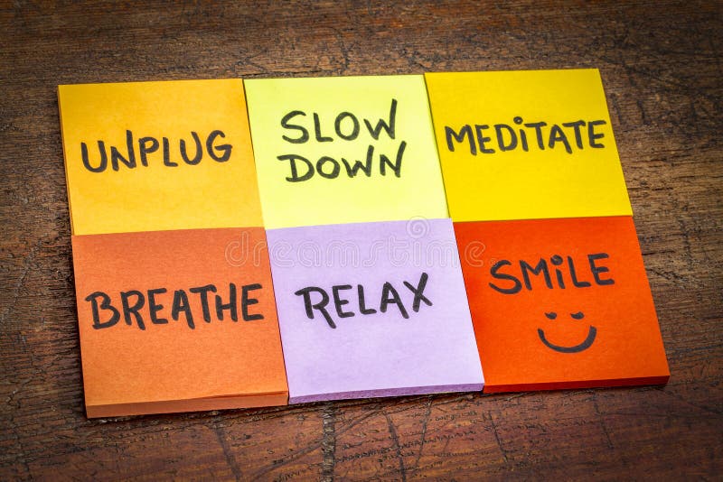 Trennen Sie, verlangsamen Sie, meditieren Sie, atmen Sie, entspannen Sie sich, lächeln Sie Konzept