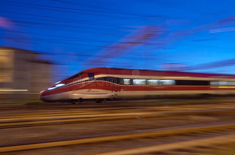 Treno ad alta velocità italyan moderno vicino alla stazione Santa Maria Novela a Firenze, Italia nel 16 novembre, fotografia stock Treno ad alta velocità italyan moderno vicino alla stazione Santa Maria Novela a Firenze, Italia nel 16 novembre, fotografia stock