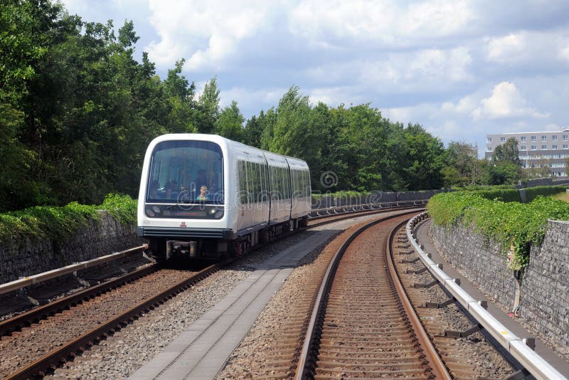 Treno automatizzato della metropolitana (sottopassaggio) a Copenhaghen, Danimarca immagine stock Treno automatizzato della metropolitana (sottopassaggio) a Copenhaghen, Danimarca immagine stock