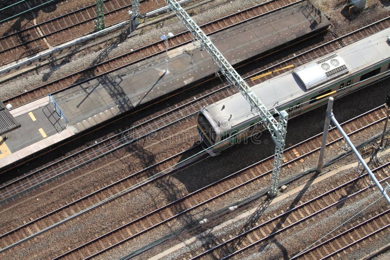 Treno che passa stazione nel Giappone immagini stock Treno che passa stazione nel Giappone immagini stock