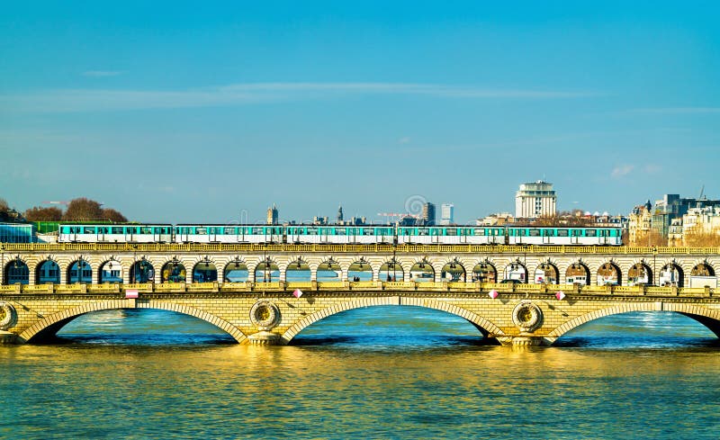 Treno della metropolitana sul Pont de Bercy, un ponte sopra la Senna a Parigi, Francia fotografie stock Treno della metropolitana sul Pont de Bercy, un ponte sopra la Senna a Parigi, Francia fotografie stock