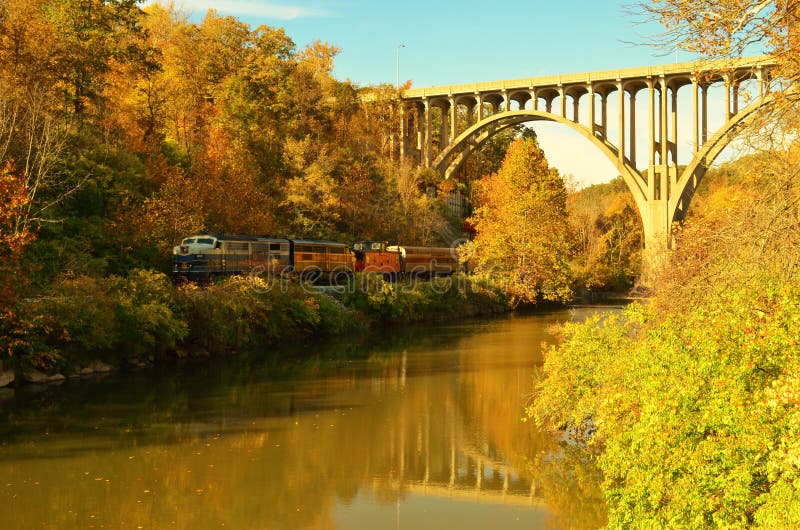 Treno di ferrovia scenico della valle di Cuyahoga nell'ambito del passaggio del ponte