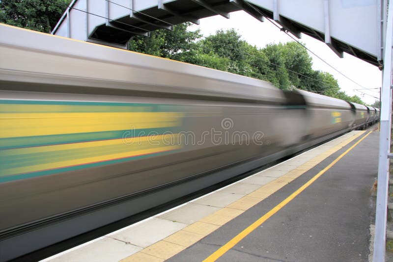 Treno di trasporto d'accelerazione fotografia stock Treno di trasporto d'accelerazione fotografia stock