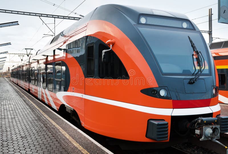 Treno europeo moderno in Estonia fotografie stock