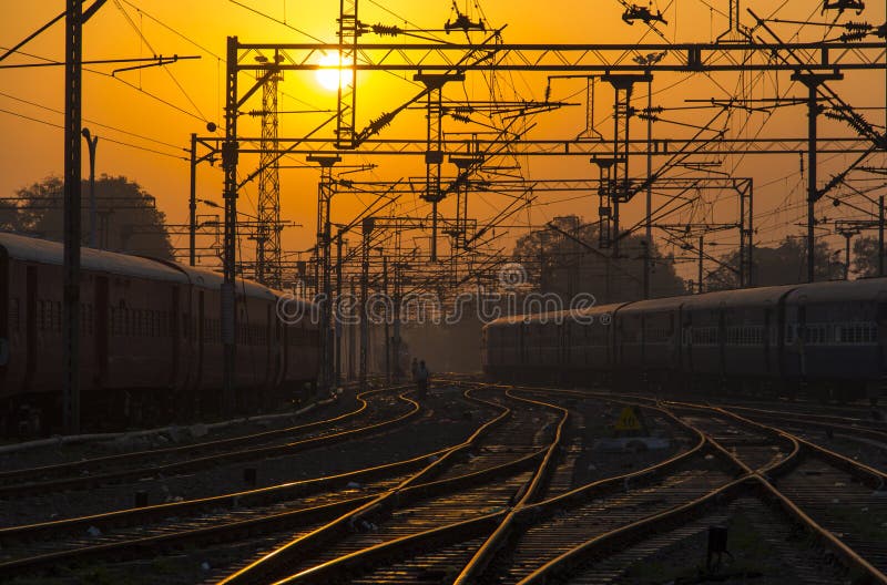 Treno, ferrovia, strade ferrate a Major Train Station al tramonto, alba fotografie stock libere da diritti Treno, ferrovia, strade ferrate a Major Train Station al tramonto, alba fotografie stock libere da diritti