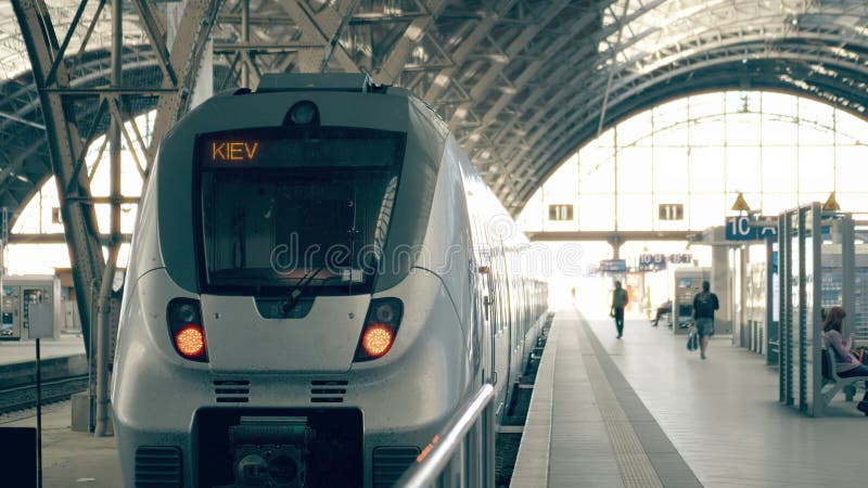Treno moderno a Kiev Viaggiando all'illustrazione concettuale dell'Ucraina immagini stock libere da diritti Treno moderno a Kiev Viaggiando all'illustrazione concettuale dell'Ucraina immagini stock libere da diritti