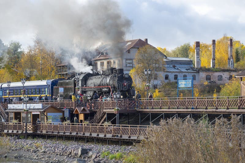 Treno passeggeri catadiottrico sulla piattaforma. Stazione di Sortavala. Repubblica di Karelia immagini stock libere da diritti