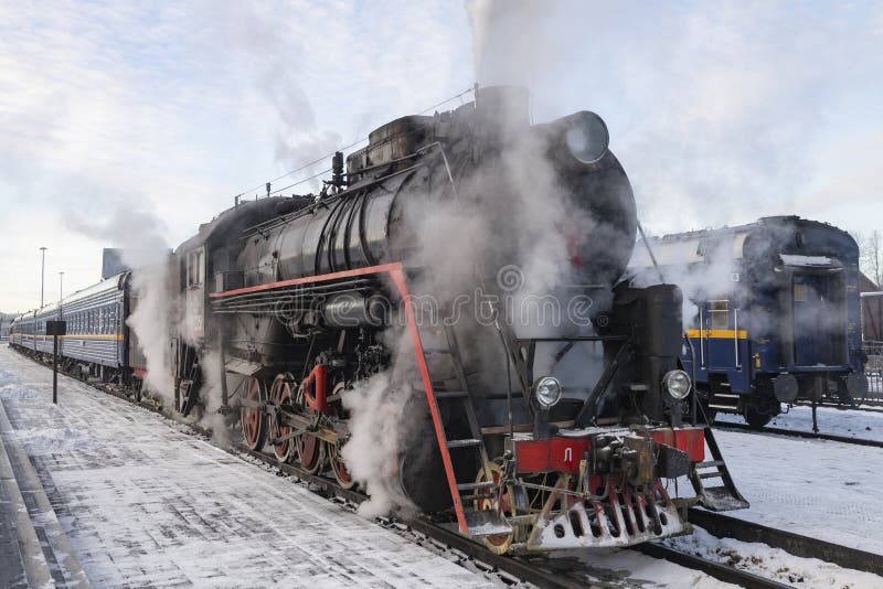 Treno retrò Ruskeala Express con locomotiva a vapore della serie L immagine stock libera da diritti