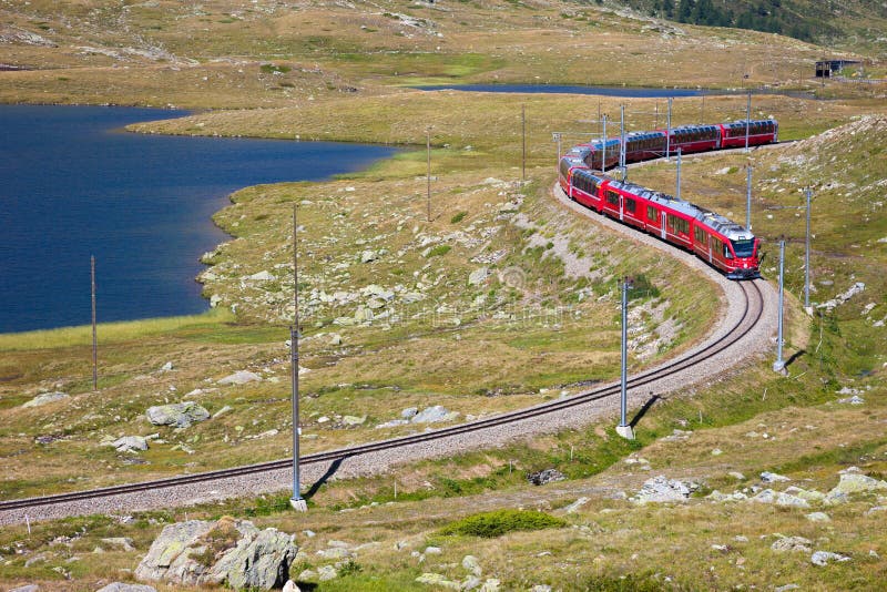 Treno rosso di Bernina immagini stock libere da diritti Treno rosso di Bernina immagini stock libere da diritti