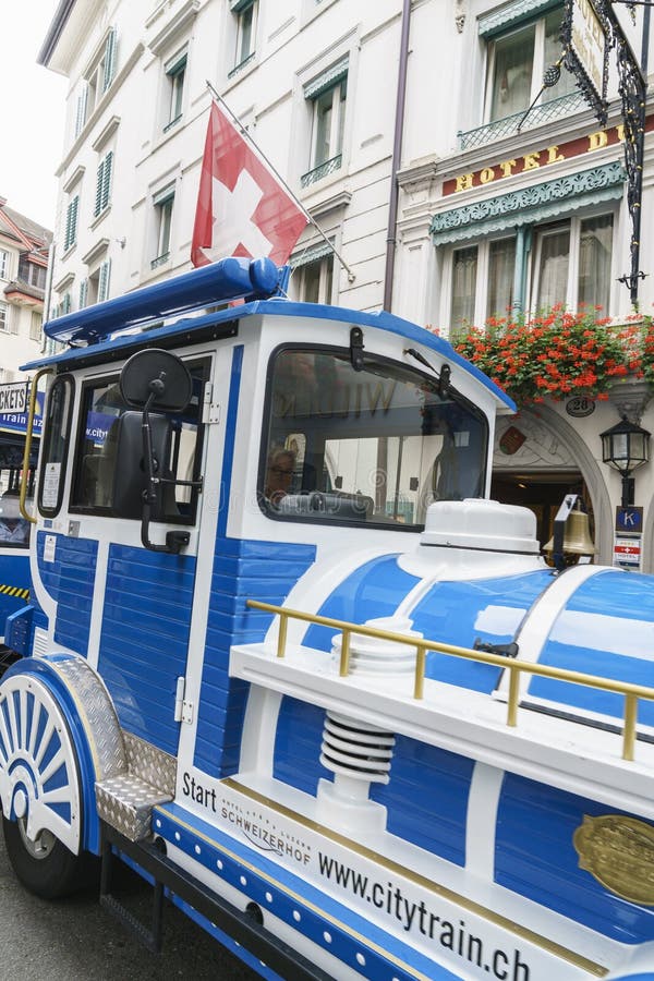 Treno turistico di Lucern in Svizzera immagini stock Treno turistico di Lucern in Svizzera immagini stock