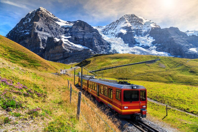 Treno turistico elettrico e fronte del nord di Eiger, Bernese Oberland, Svizzera