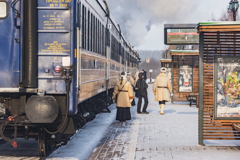 Treno a vapore di retromarcia sorge dalla banchina al mattino d'inverno immagini stock libere da diritti