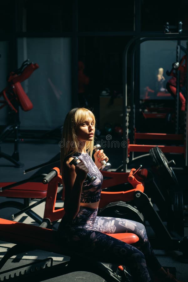 Trenować z trenerem sprawności fizycznej i ciała zdrowie Kobieta trening w gym Mięśniowy i silny kobiety ćwiczyć Sport i zdjęcie royalty free Trenować z trenerem sprawności fizycznej i ciała zdrowie Kobieta trening w gym Mięśniowy i silny kobiety ćwiczyć Sport i zdjęcie royalty free