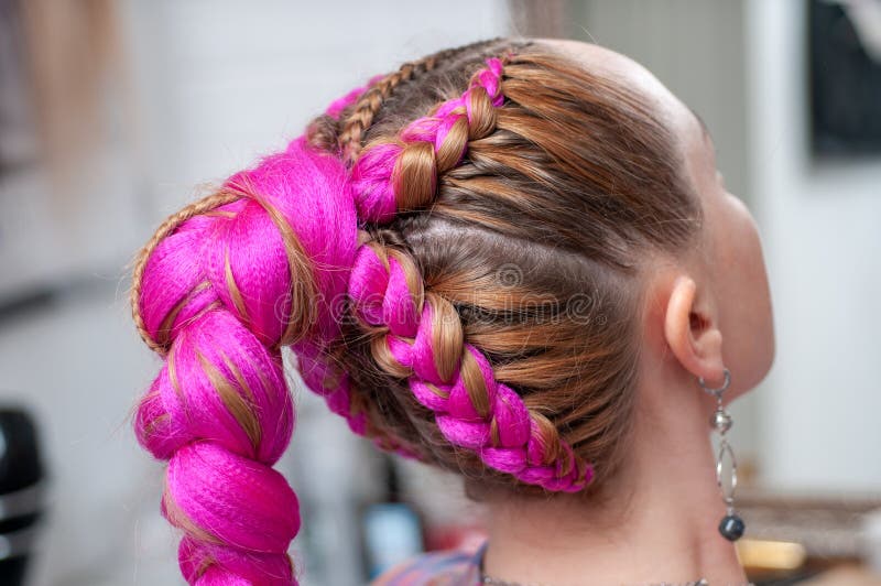 Mujer con trenzas de cabello de color azul señora feliz en rosa con peinado  étnico creativo aislado en blanco salón de belleza peinado profesional  estilo de vida informal hipster  Foto Premium