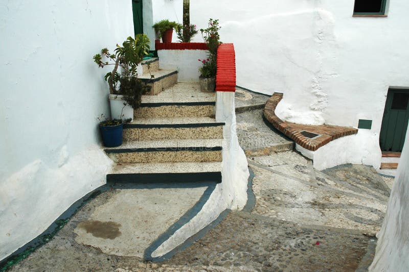 Treppe zur Eingangstür in einer schmalen Gasse stockbilder Treppe zur Eingangstür in einer schmalen Gasse stockbilder